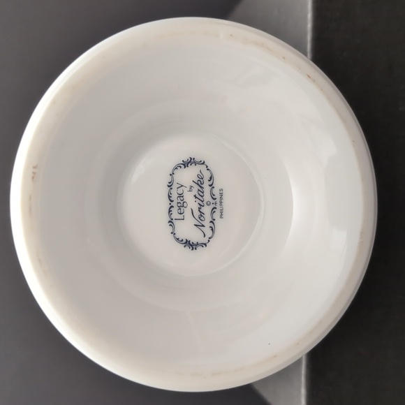 VGT,Legacy by Noritake Footed Black/White Porcelain Vase with Daffodils. - Picture 9 of 11